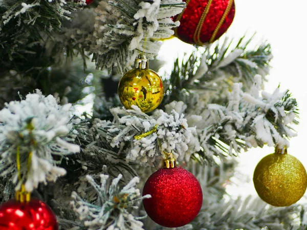 Schneebaum Mit Bunten Kugeln Hochwertiges Foto — Stockfoto