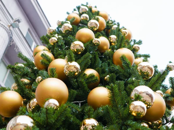 Straßenbaum Mit Goldenen Kugeln Geschmückt Hochwertiges Foto — Stockfoto