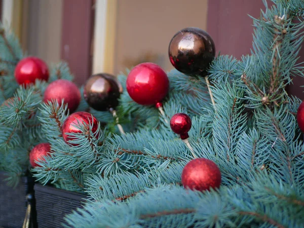 Festivo Año Nuevo Bolas Rojas Colgando Calle Foto Alta Calidad —  Fotos de Stock