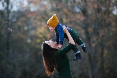 Genç bir kız mutlu bir şekilde çocuğunu kusar. Yüksek kalite fotoğraf