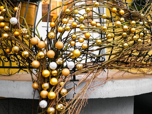 Silberne Und Goldene Weihnachtskugeln Hängen Trockenen Zweigen Hochwertiges Foto — Stockfoto