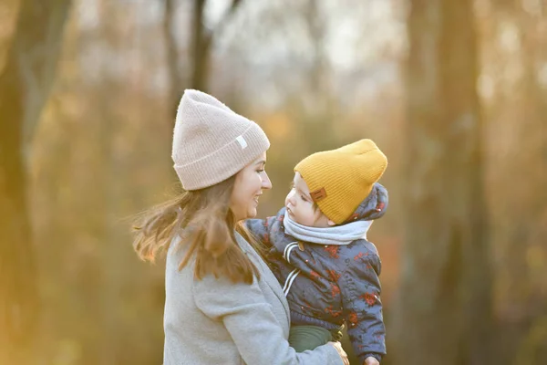 Glückliche Mutter Mit Ihrem Baby Hochwertiges Foto — Stockfoto