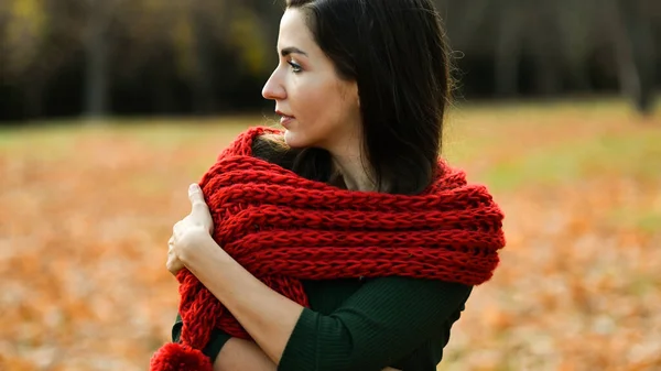 在女孩身上织了一条红围巾 高质量的照片 — 图库照片