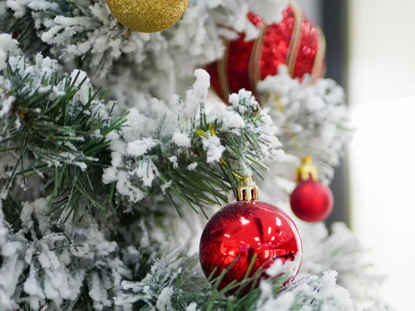 Schneebaum Mit Bunten Kugeln Hochwertiges Foto — Stockfoto