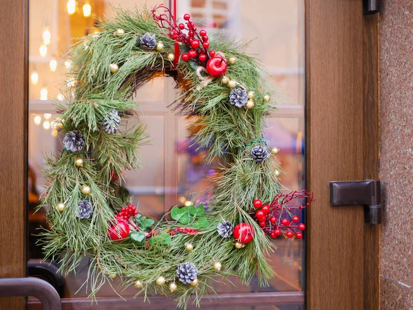 Feestelijke Nieuwjaarskrans Opknoping Aan Voordeur Van Het Huis Hoge Kwaliteit — Stockfoto