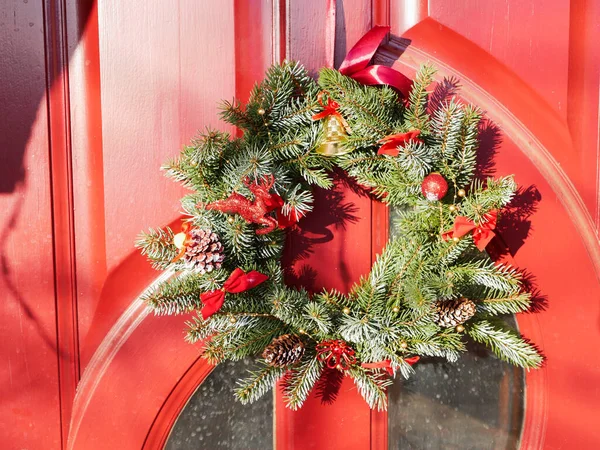 Feestelijke Nieuwjaarskrans Opknoping Aan Voordeur Van Het Huis Hoge Kwaliteit — Stockfoto