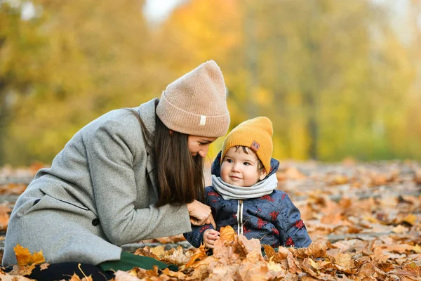 Junge Mutter Mit Kind Verbringt Zeit Herbstpark Hochwertiges Foto — Stockfoto