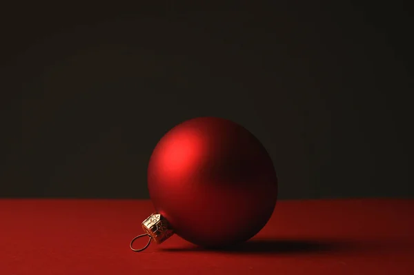Bola Roja Navidad Encuentra Sobre Fondo Oscuro Foto Alta Calidad — Foto de Stock