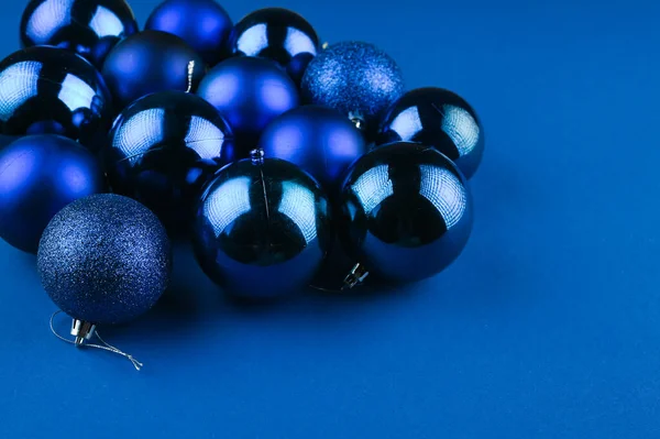 Boules Bleues Disposées Sur Fond Bleu Photo Haute Qualité — Photo