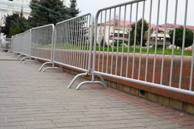 Bir sıra metal bariyer. Yüksek kalite fotoğraf