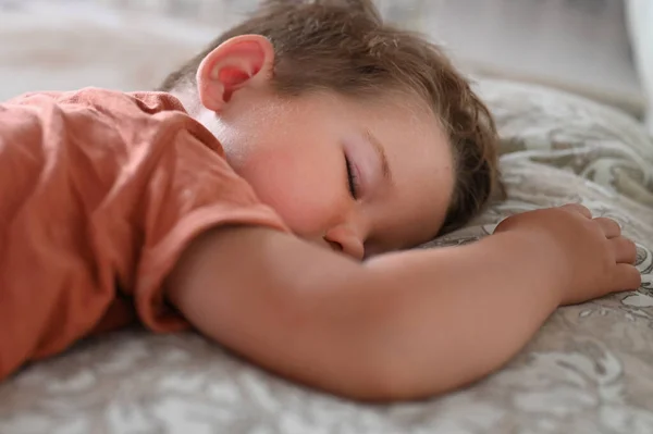 Niño Duerme Boca Abajo Durante Día Foto Alta Calidad — Foto de Stock