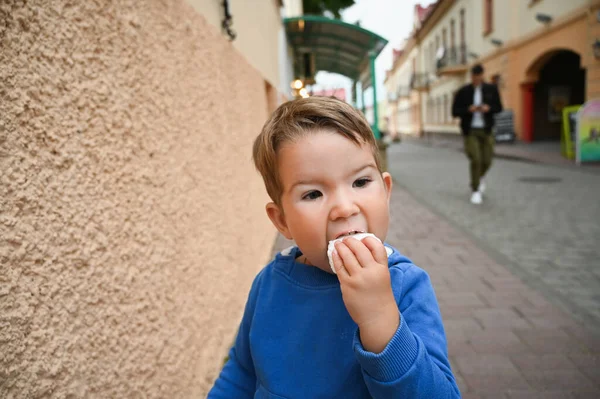 Enfant Mange Gâteau Dans Rue Photo Haute Qualité — Photo