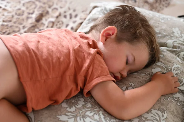 Niño Duerme Boca Abajo Durante Día Foto Alta Calidad — Foto de Stock