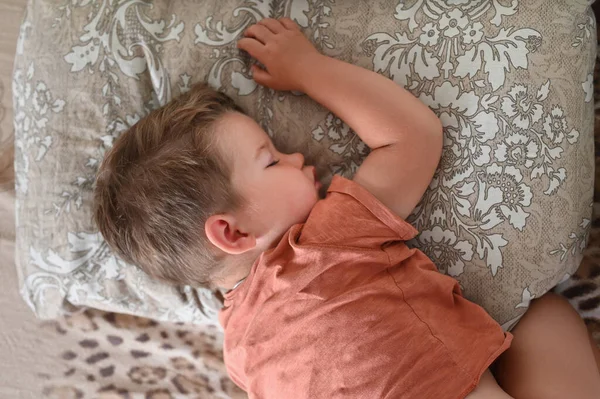这孩子白天睡在他的肚子上 高质量的照片 — 图库照片
