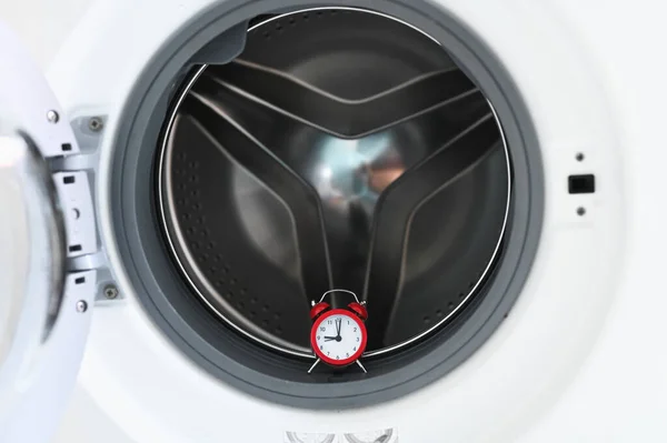 洗衣机和闹钟 洗时间的概念 高质量的照片 — 图库照片