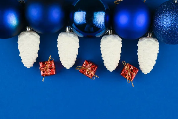 Χωνάκια Χιονιού Χριστουγεννιάτικες Μπάλες Μπλε Φόντο Υψηλής Ποιότητας Φωτογραφία — Φωτογραφία Αρχείου