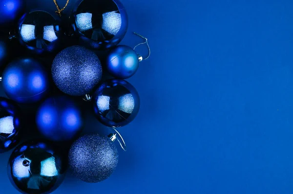 Χριστουγεννιάτικες Μπλε Μπάλες Μπλε Φόντο Υψηλής Ποιότητας Φωτογραφία — Φωτογραφία Αρχείου