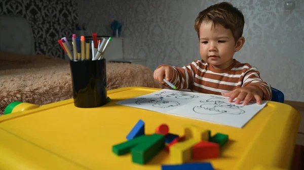 Bambino Impara Disegnare Foto Alta Qualità — Foto Stock