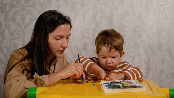 Barn Med Mor Spela Plasticine Högkvalitativt Foto — Stockfoto