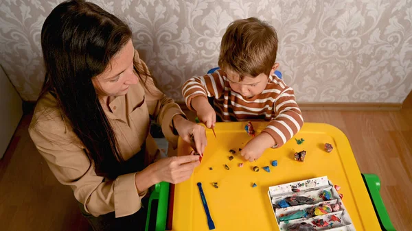 Bambino Con Madre Giocare Plastilina Foto Alta Qualità — Foto Stock
