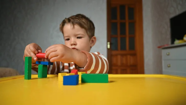 Bambino Sviluppa Abilità Motorie Con Forme Geometriche Foto Alta Qualità — Foto Stock