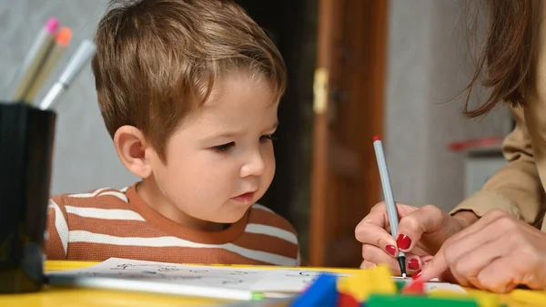 Bambino Dipinge Libro Colorare Con Madre Foto Alta Qualità — Foto Stock