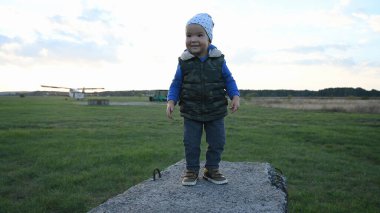 Küçük çocuk engellere tırmanmayı öğreniyor. Yüksek kalite fotoğraf