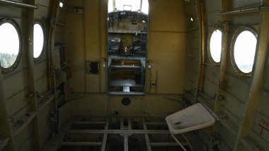 İçinde parçalanmış uçak var. Geri dönüşüm için eski bir uçak. Yüksek kalite fotoğraf