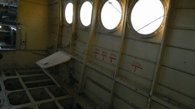 Yuvarlak uçak pencereleri. Sahaya tepeden bakan. Yüksek kalite fotoğraf