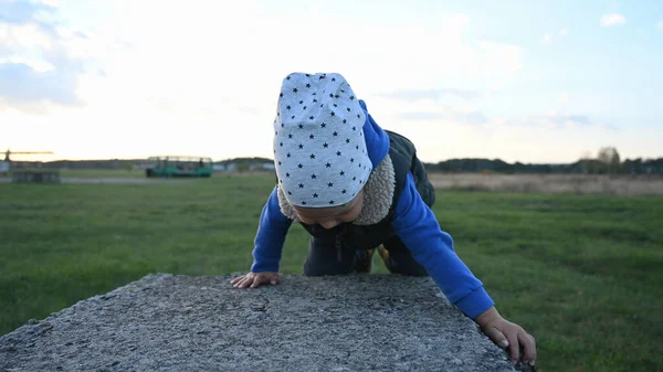 Een Klein Kind Leert Een Obstakel Beklimmen Hoge Kwaliteit Foto — Stockfoto