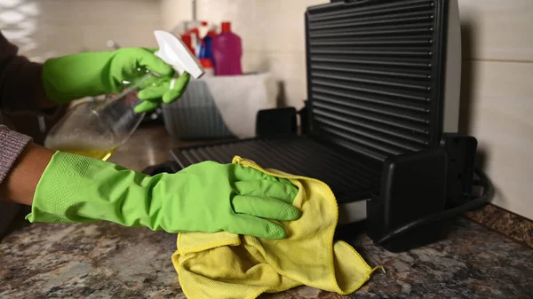 Girl Washing Electric Grill Kitchen High Quality Photo — Stock Photo, Image