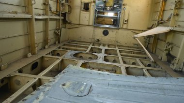 Uçağın zeminini sökmüşler. Yüksek kalite fotoğraf