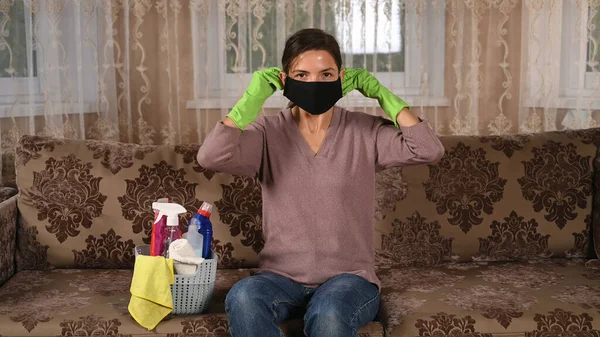 La ragazza con la maschera si prepara per la pulizia — Foto Stock