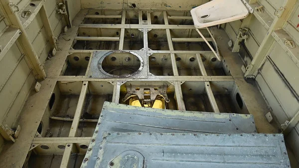 Uçakta parçalanmış zemin.