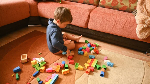 Kind Spielt Auf Dem Teppich Mit Spielzeug Hochwertiges Foto — Stockfoto