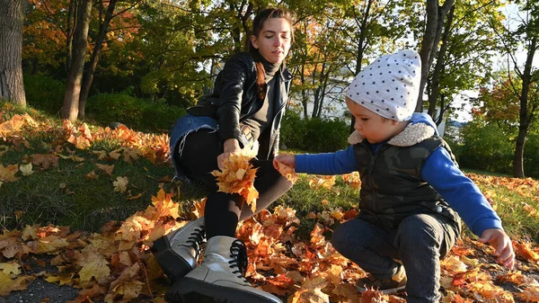 Enfant Avec Mère Jouent Avec Les Feuilles Dans Parc Automne — Photo