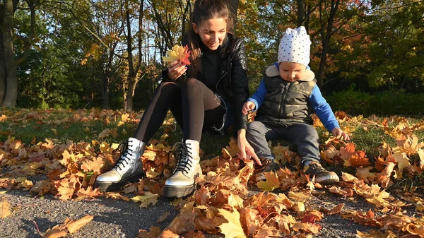 Enfant Avec Mère Jouent Avec Les Feuilles Dans Parc Automne — Photo