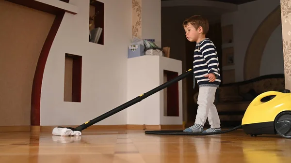 Barnet Tvättar Golvet Med Ångtvätt Högkvalitativt Foto — Stockfoto