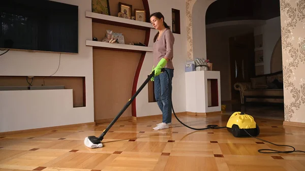 Chica Joven Limpiando Casa Foto Alta Calidad — Foto de Stock