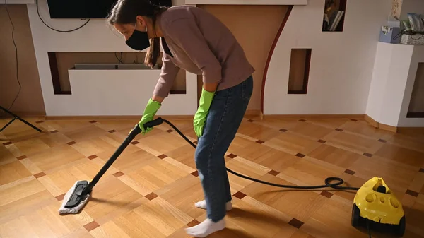 Een Jong Meisje Desinfecteert Vloer Met Een Stoomgenerator Hoge Kwaliteit — Stockfoto