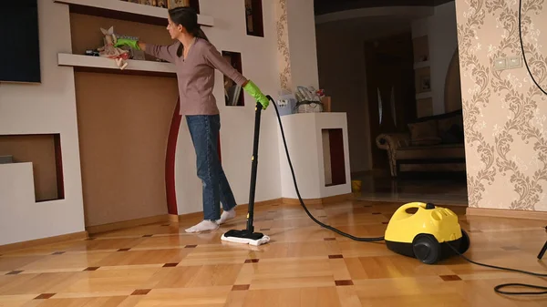 Young Girl Cleaning House High Quality Photo — Stock Photo, Image