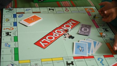 Kiev, Ukrayna - 10 Eylül 2019: Monopoly oyununun üst görüntüsü. Yüksek kalite fotoğraf