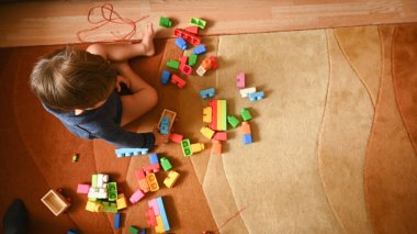 Çocuk oyuncaklarla oynuyor. Yüksek kalite fotoğraf