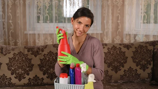 Meisje Blij Met Schoonmaakmiddelen Hoge Kwaliteit Foto — Stockfoto