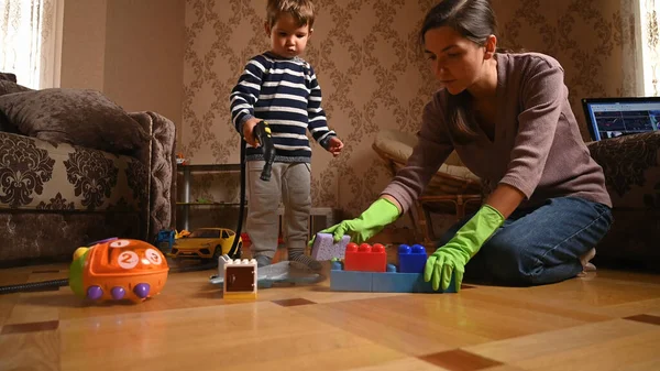 Mamma Disinfetta Giocattoli Bambino Foto Alta Qualità — Foto Stock