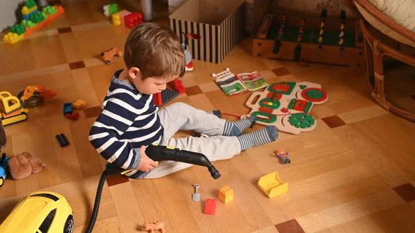 Дитина Дезінфікує Іграшки Прибирання Дитячих Іграшок Високоякісна Фотографія — стокове фото