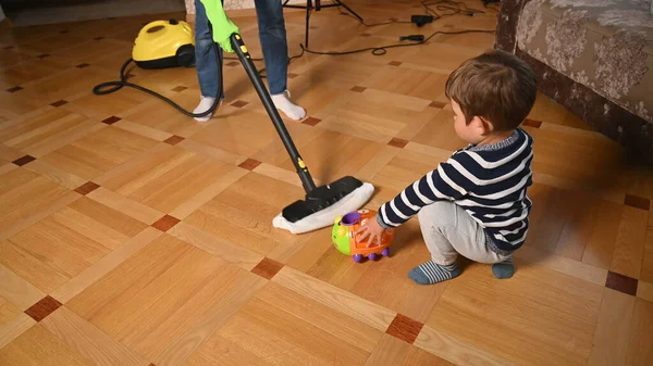 Mamá Hace Limpieza Mientras Niño Juega Niño Juega Fondo Limpieza —  Fotos de Stock