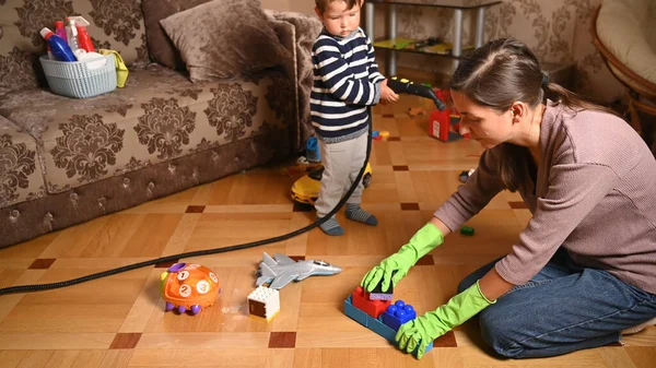 Mamá Desinfecta Los Juguetes Para Niño Foto Alta Calidad — Foto de Stock