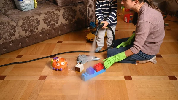 Mamá Desinfecta Los Juguetes Para Niño Foto Alta Calidad — Foto de Stock