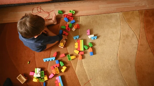 Kind Spielt Mit Spielzeug Draufsicht Hochwertiges Foto — Stockfoto